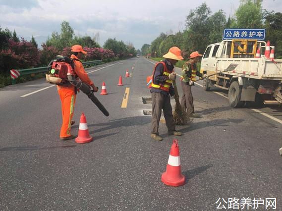 陕西：眉县公路段起劲开展雨后路面病害修复事情-新闻资讯-路面抛丸机生产厂家_同步碎石封层车_路面抛丸机_拉斯维加斯9888