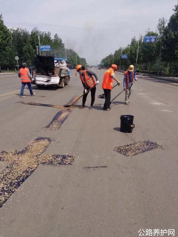河南：战高温斗酷暑增进干线公路养护事情-新闻资讯-路面抛丸机生产厂家_同步碎石封层车_路面抛丸机_拉斯维加斯9888