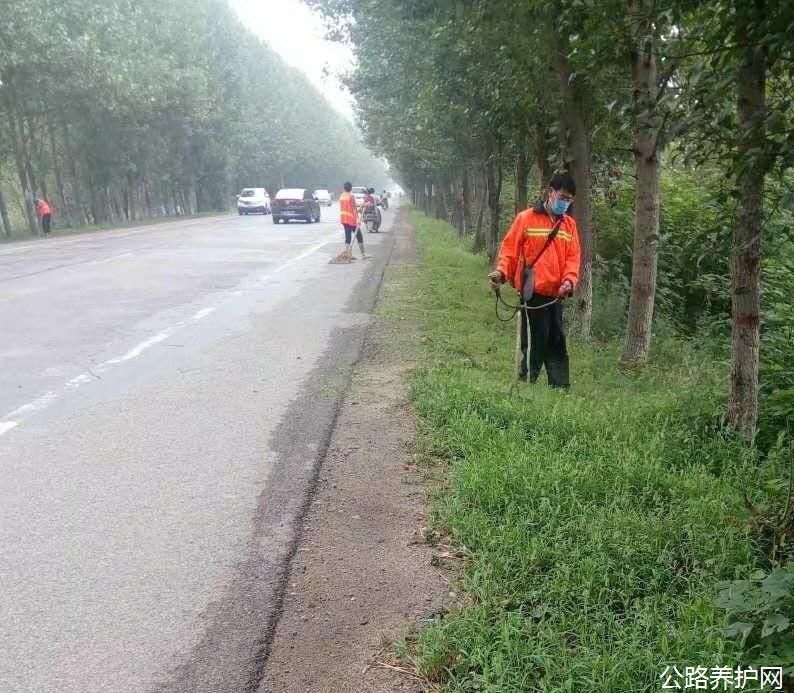 河南：战高温斗酷暑增进干线公路养护事情-新闻资讯-路面抛丸机生产厂家_同步碎石封层车_路面抛丸机_拉斯维加斯9888
